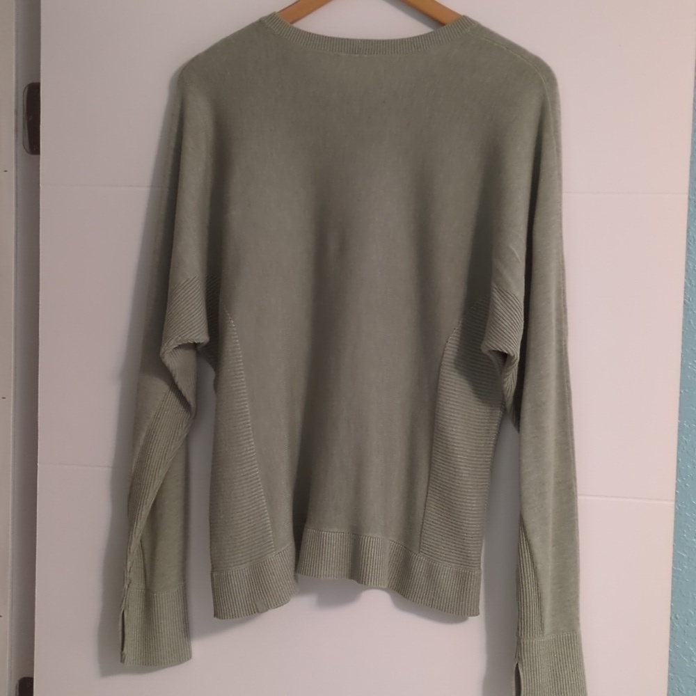 Lululemon Cashlu Green Sage Crewneck Women's Sweater Sz M Athleasure Travel - Picture 9 of 9